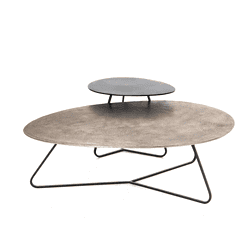 Elegant bijzettafels van Mokana Meubelen met houten bladen en zwart metalen onderstellen, ideaal voor modern interieur en stijlvolle woonaccessoires.