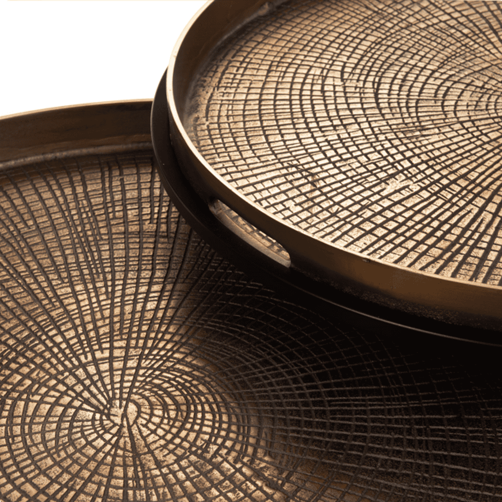 Gegraveerde metalen dienbladen met houten-achtige patronen, perfect voor modern interieur en decoratie, vervaardigd door Mokana Meubelen.