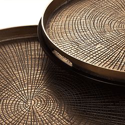 Gegraveerde metalen dienbladen met houten-achtige patronen, perfect voor modern interieur en decoratie, vervaardigd door Mokana Meubelen.