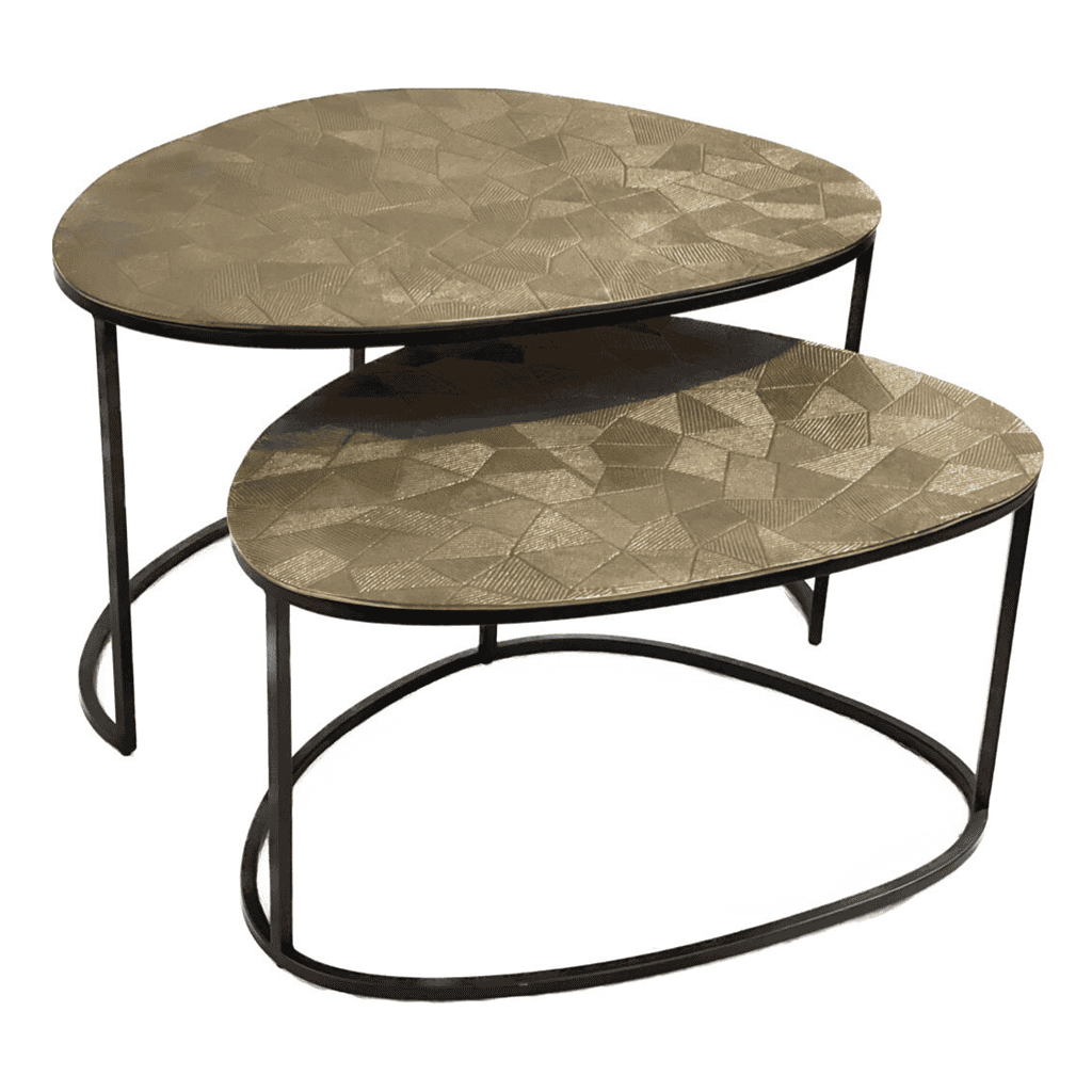 Goldkleurige salontafels met geometrische patronen en zwarte metalen frame, eigentijds design voor stijlvolle woonkamerinrichting.