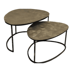 Elegante bijzettafels van Mokana Meubelen met massief houten bladen en zwart metalen frame, perfect voor modern interieur en woondecoratie.