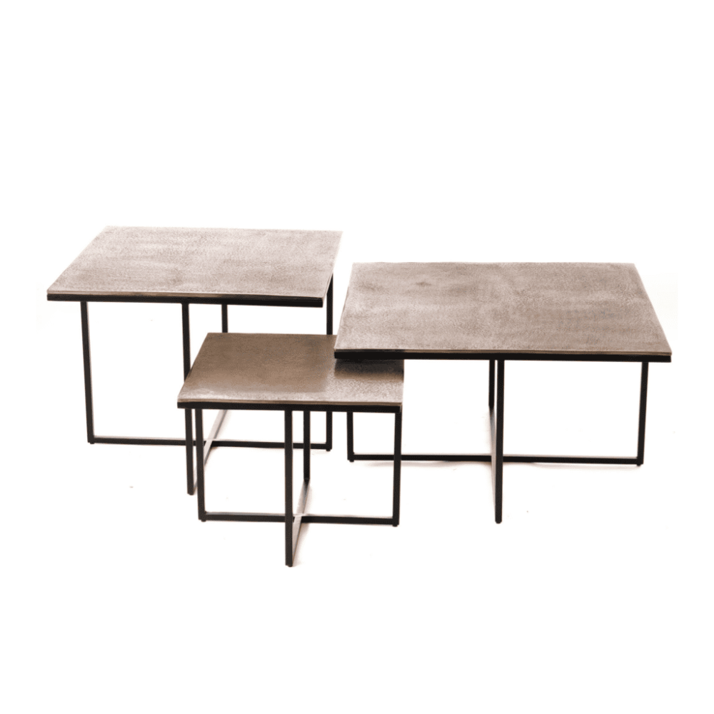Modern set bijzettafels van Mokana Meubelen met naturelkleurige houten oppervlaktes en zwart metalen onderstellen, ideaal voor een stijlvolle en functionele woonruimte.