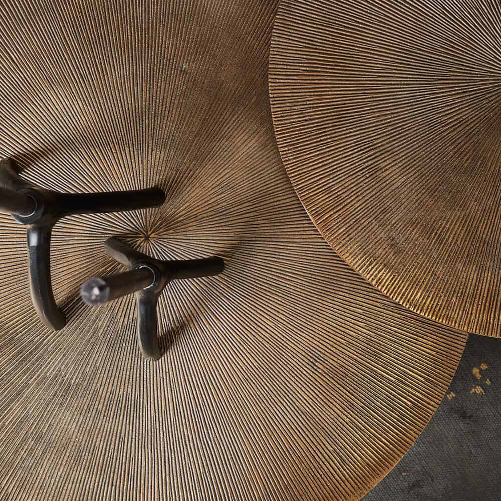 Gespslitte ronde houten tafel met natuurlijke uitstraling, uniek design en ambachtelijke afwerking, perfect voor modern interieur en stijlvolle eettafels.