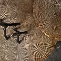 Gespslitte ronde houten tafel met natuurlijke uitstraling, uniek design en ambachtelijke afwerking, perfect voor modern interieur en stijlvolle eettafels.