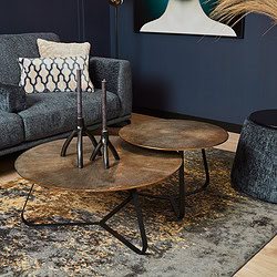 Elegante set van twee moderne salontafels met houten blad en zwart metalen onderstel, passend bij een stijlvolle woonkamer voorzien van Mokana meubelen en decoraties.
