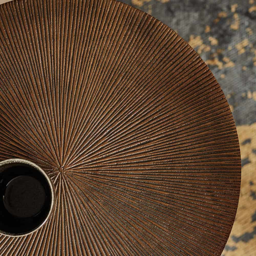 Hoogwaardige houten tafeldetail met geribbelde textuur en natuurlijke afwerking, perfect voor moderne en landelijke interieurs.