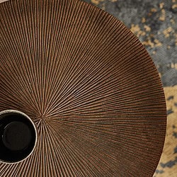 Hoogwaardige houten tafeldetail met geribbelde textuur en natuurlijke afwerking, perfect voor moderne en landelijke interieurs.