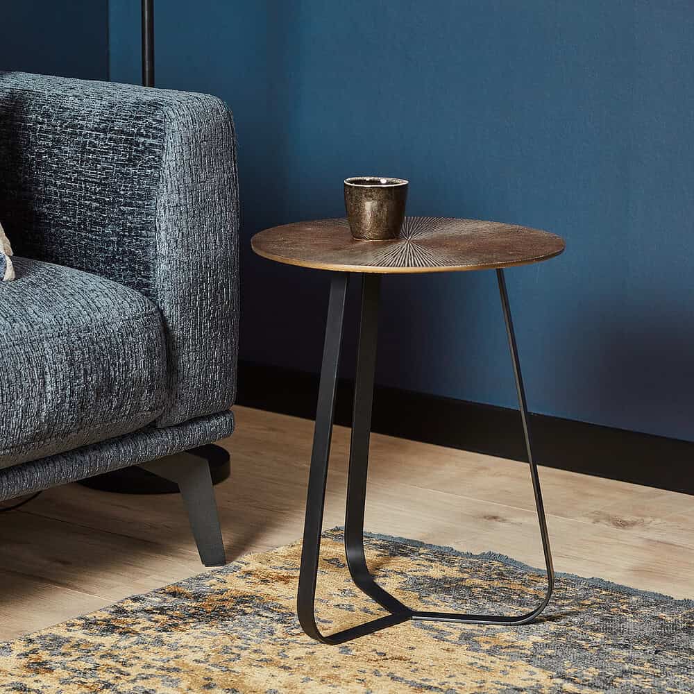 Elegant bijzettafel met houten blad en zwart metalen frame, ideaal voor modern en functioneel interieur.