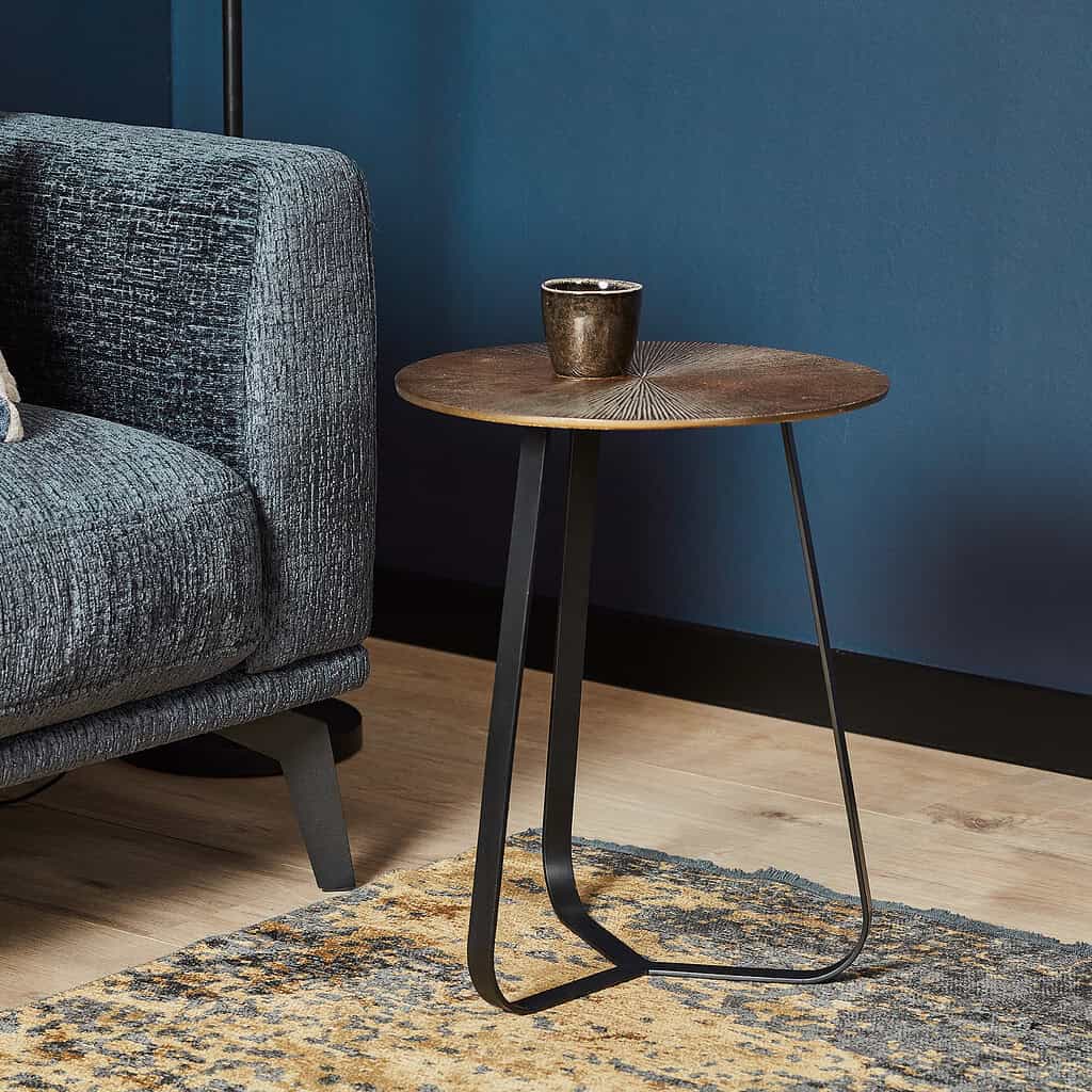 Elegant bijzettafel met houten blad en zwart metalen frame, ideaal voor modern en functioneel interieur.