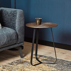 Elegant bijzettafel met houten blad en zwart metalen frame, ideaal voor modern en functioneel interieur.