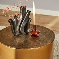 Unieke houten salontafel van Mokana Meubelen met koperkleurige afwerking en metalen details, perfect voor een luxe interieur.