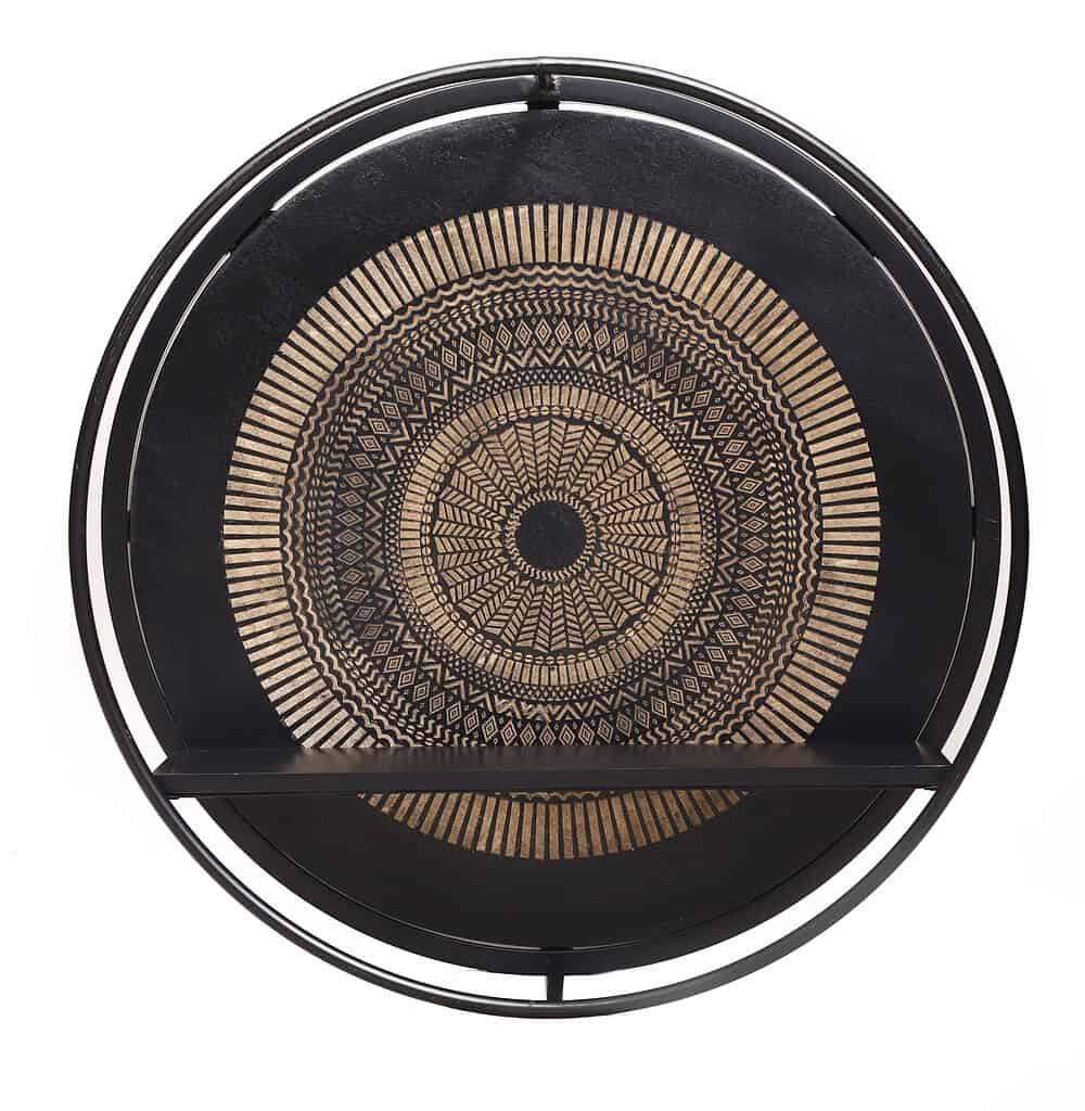 Geweest foto van een zwart houten wandrek met decoratief patroon, perfect voor moderne interieurdecoratie.