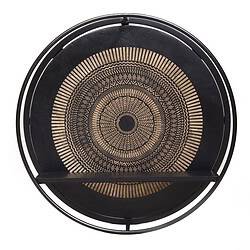 Geweest foto van een zwart houten wandrek met decoratief patroon, perfect voor moderne interieurdecoratie.