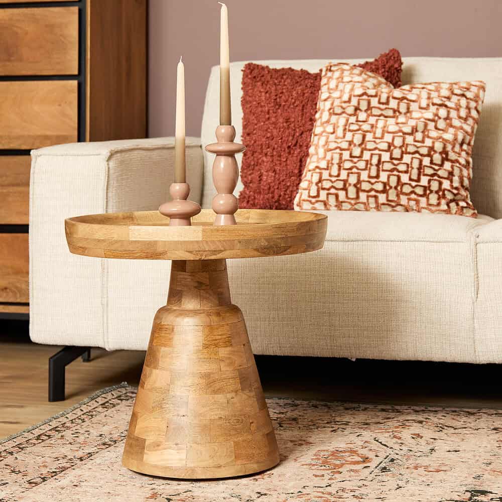 Massief houten bijzettafel met ronde top en conisch onderstel, modern design, perfect voor woonkamer decoratie en stijlvolle interieuraccessoires.