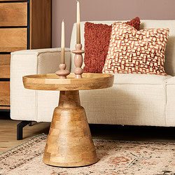 Massief houten bijzettafel met ronde top en conisch onderstel, modern design, perfect voor woonkamer decoratie en stijlvolle interieuraccessoires.