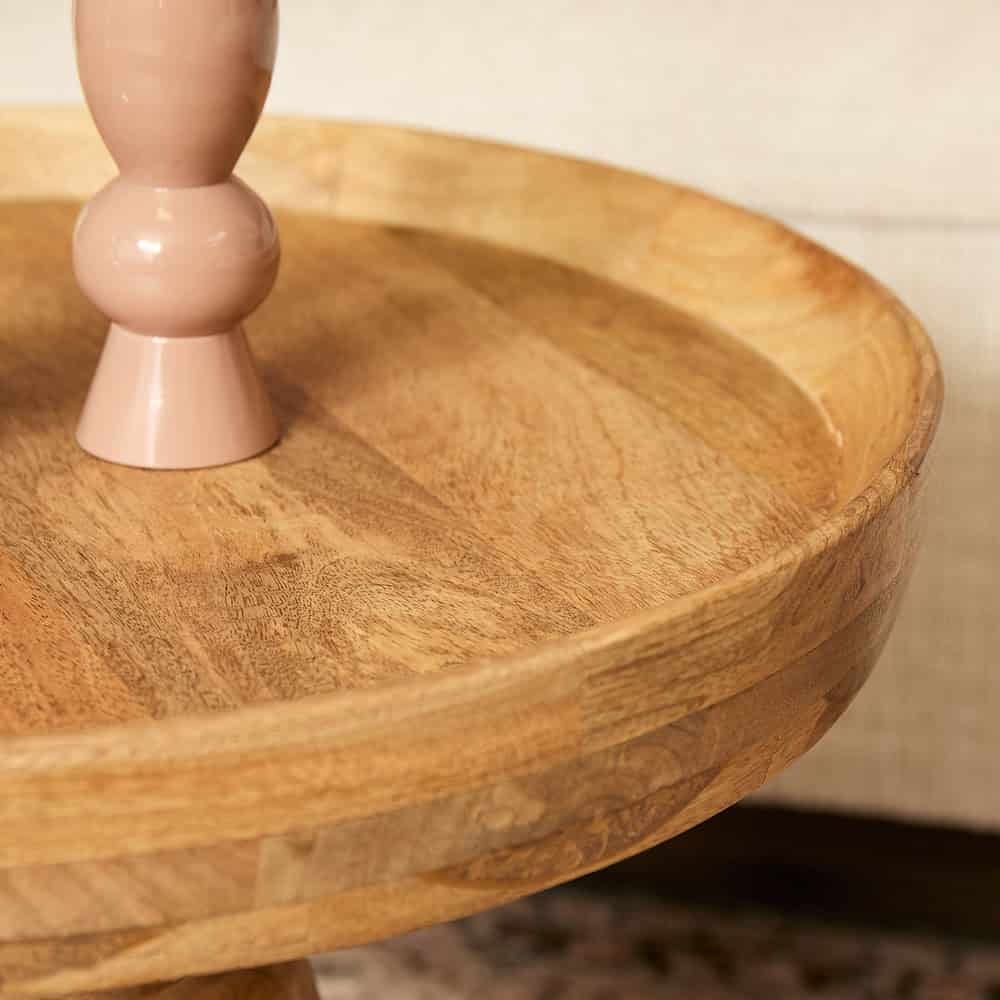 Handgemaakte houten salontafel met natuurlijk afwerkingsdetail, perfect voor een warme en stijlvolle woonkamer.