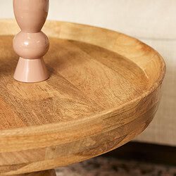Handgemaakte houten salontafel met natuurlijk afwerkingsdetail, perfect voor een warme en stijlvolle woonkamer.