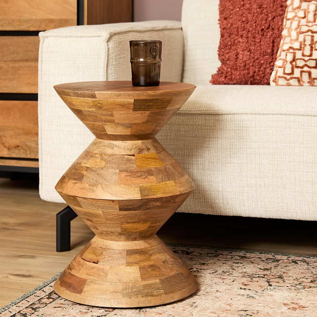 Hoogwaardige houten bijzettafel met sculpturale vorm, perfect voor een modern of industrieel interieur. Gemaakt van gerecycled hout, uniek design, duurzaam en stijlvol.