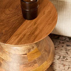 Warm verende houten salontafel met verfijnd ambacht en natuurlijke houtnerf, perfect voor modern en landelijk interieur.