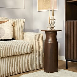 Refined houten bijzettafel in warme bruintint met elegante decoratieve kandelaars, perfect voor modern en vintage interieur in huis of woonkamer.