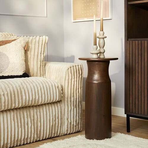 Refined houten bijzettafel in warme bruintint met elegante decoratieve kandelaars, perfect voor modern en vintage interieur in huis of woonkamer.