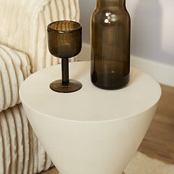 Glazen vazen op bijzettafel, zwart glas interieurdecoratie, Mokana meubels, vintage design accessoires, stijlvolle woonkameraccessoire.