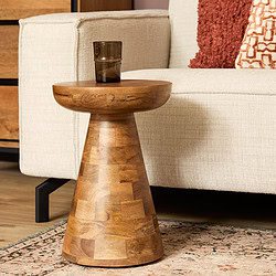 Rustieke houten bijzettafel met natuurlijke afwerking, elegant ontwerp passend in elk interieur.