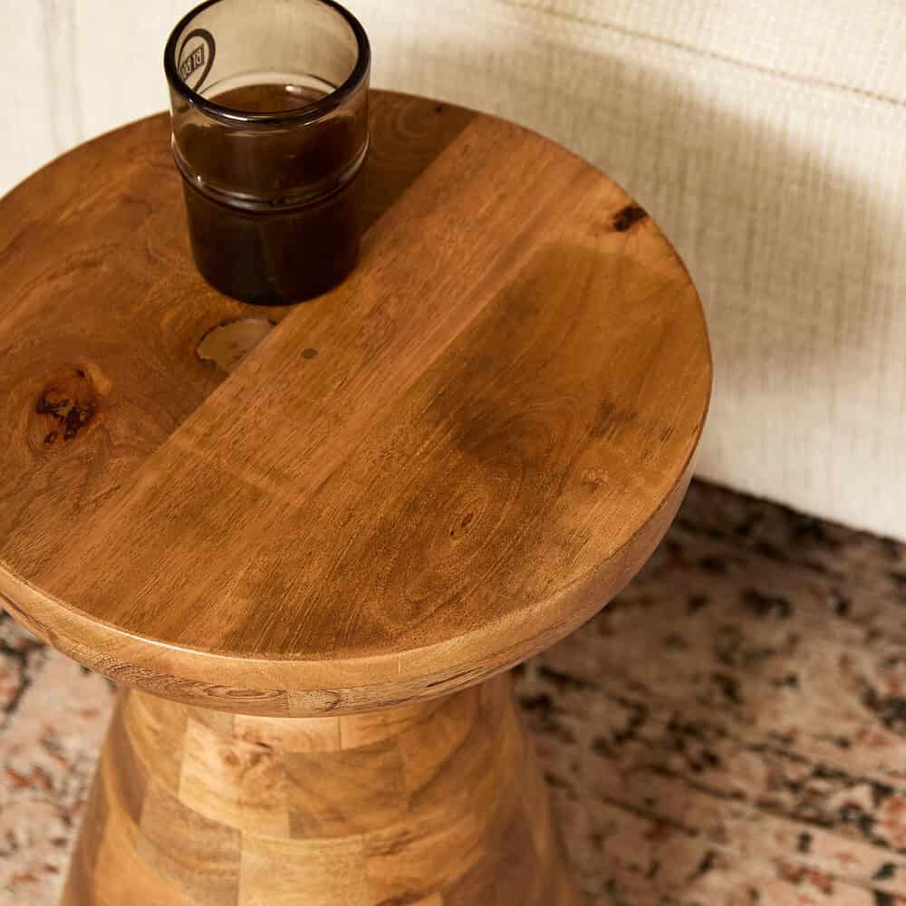 Natuurlijke houten bijzettafel met ronde vorm en warme afwerking, perfect voor stijlvolle woondecoratie en praktische gebruiksmogelijkheden.