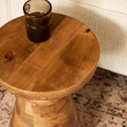Rustieke houten bijzettafel van Mokana Meubelen met een glas wijn, handgemaakt uit massief hout, afsluitbaar met natuurlijke details voor een warme uitstraling.