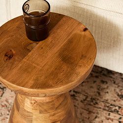 Natuurlijke houten bijzettafel met ronde vorm en warme afwerking, perfect voor stijlvolle woondecoratie en praktische gebruiksmogelijkheden.