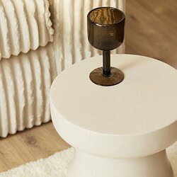 Robuuste zwarte glas wijnhouder op een wit bijzettafeltje in een modern interieur.