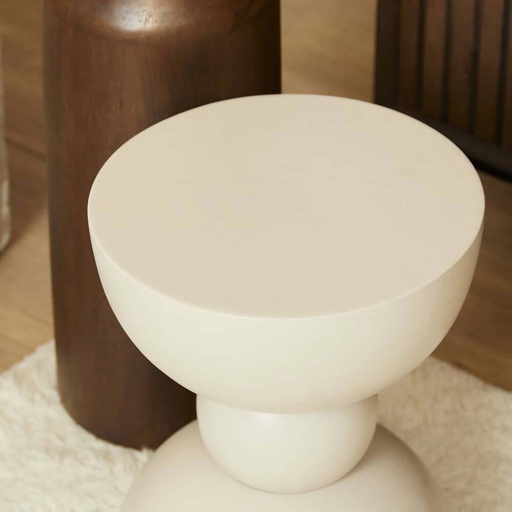 Strak wit bijzettafel met rond ontwerp, passend bij moderne interieurstijlen, gemaakt van duurzame materialen, ideaal voor in de woonkamer of slaapkamer.