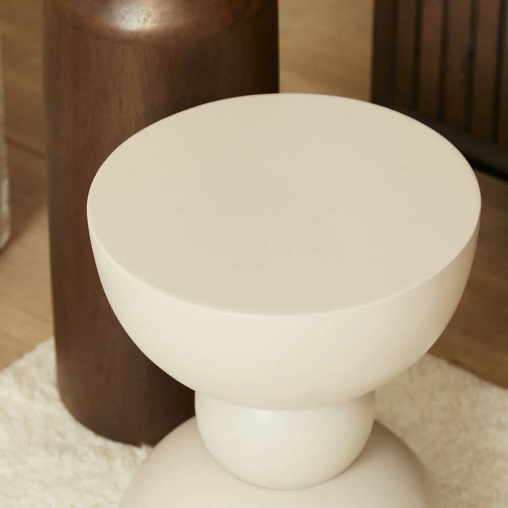 Strak wit bijzettafeltje met keramische afwerking en moderne vormgeving, perfect voor een eigentijdse woonkamer of slaapkamer.