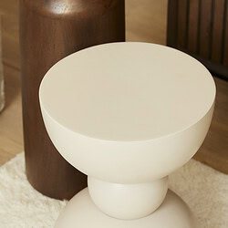 Strak wit bijzettafel met rond ontwerp, passend bij moderne interieurstijlen, gemaakt van duurzame materialen, ideaal voor in de woonkamer of slaapkamer.