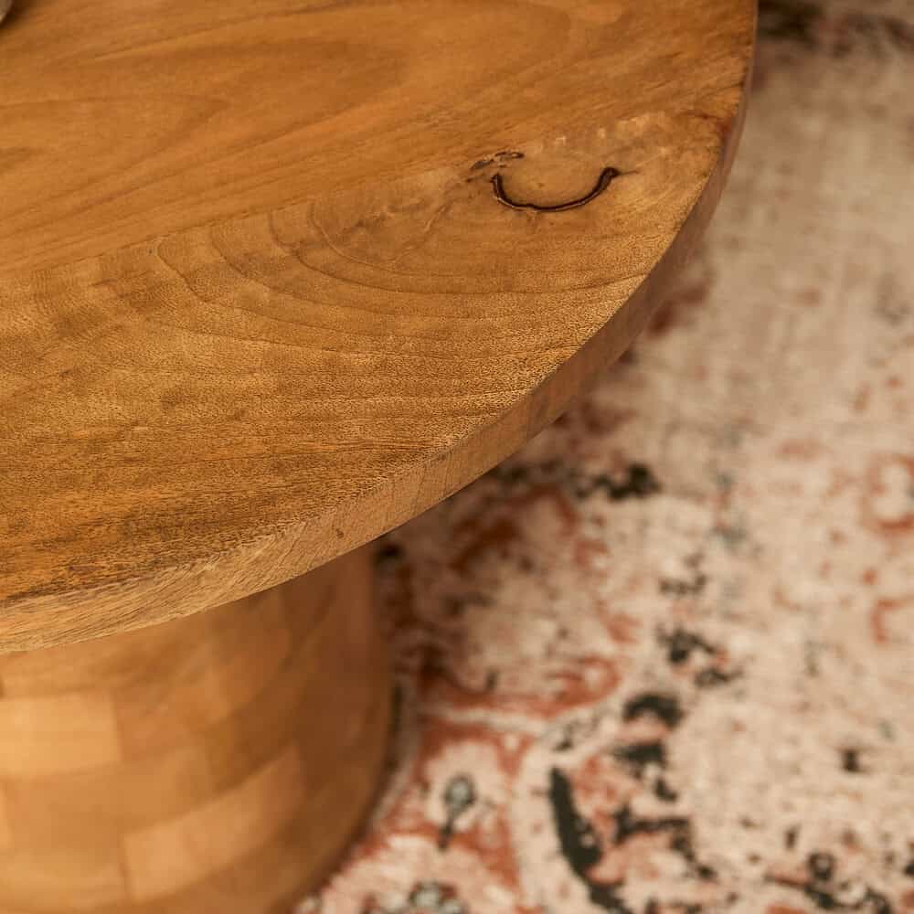 Hoogwaardige houten meubelen van Mokana Meubelen met warme afwerking en natuurlijke houtnerf, ideaal voor een landelijke of moderne interieurstijl.