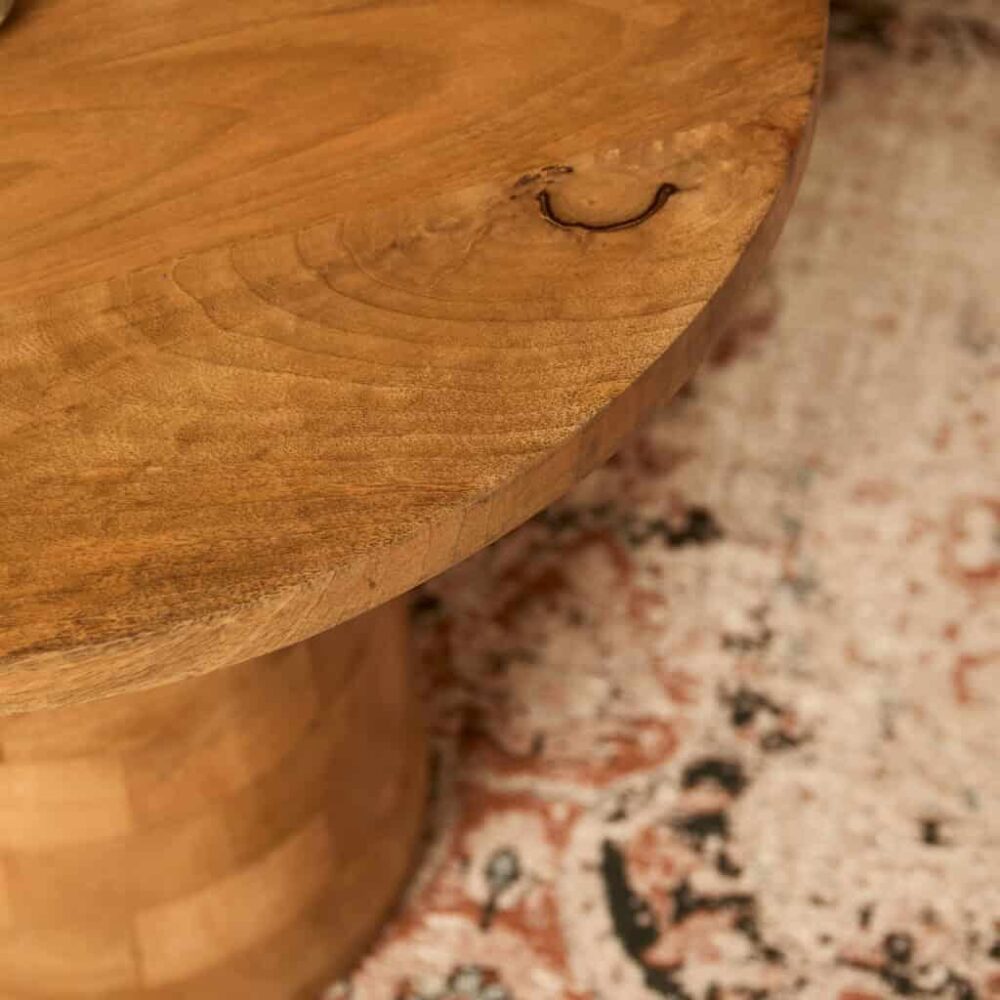 Natuurlijke houten eettafel met massief hout en houten details, modern en elegant interieurontwerp.