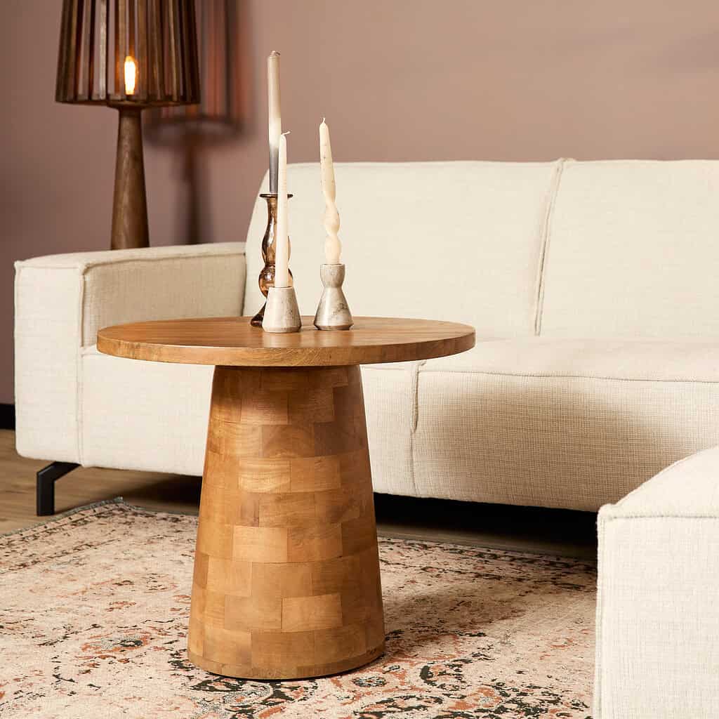 Elegante houten salontafel van Mokana Meubelen, perfect voor een stijlvolle en gezellige woonkamerinrichting. Ambachtelijk vakmanschap en natuurlijk hout zorgen voor een warme sfeer.