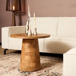 Elegante houten salontafel van Mokana Meubelen, perfect voor een stijlvolle en gezellige woonkamerinrichting. Ambachtelijk vakmanschap en natuurlijk hout zorgen voor een warme sfeer.