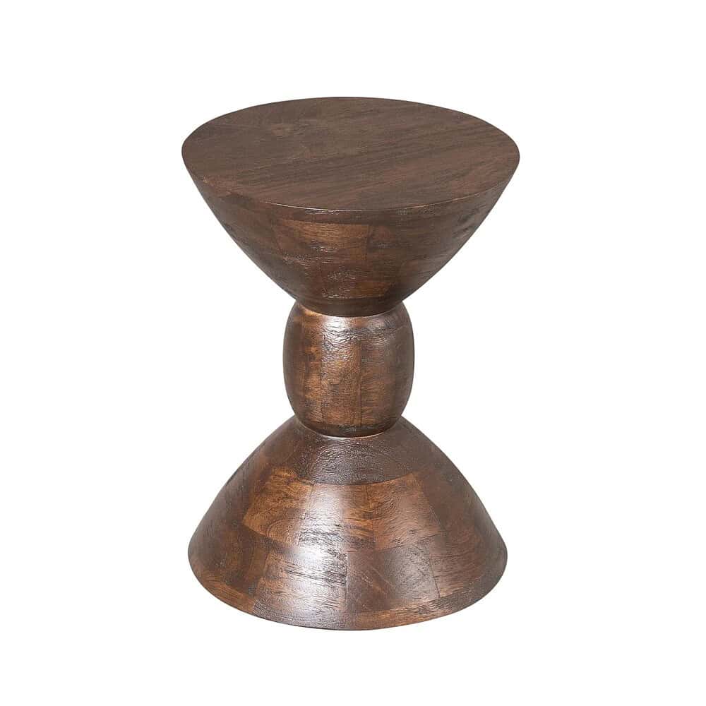 Handgefertigter Beistelltisch aus Massivholz aus der Mokana Furniture Kollektion, ideal für gemütliche Wohnzimmereinrichtungen und einzigartiges Vintage-Design.