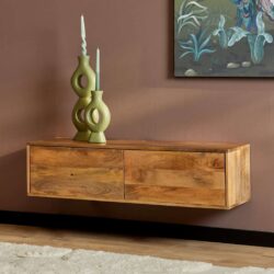 Elegante wandkast van massief hout met een warme, natuurlijke afwerking, ideaal voor modern interieur en opbergen van woonaccessoires.