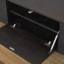 Robuuste zwarte houten wijnkast met uitschuifbare deur en verzonken handgreep - perfect voor moderne interieurstijlen.