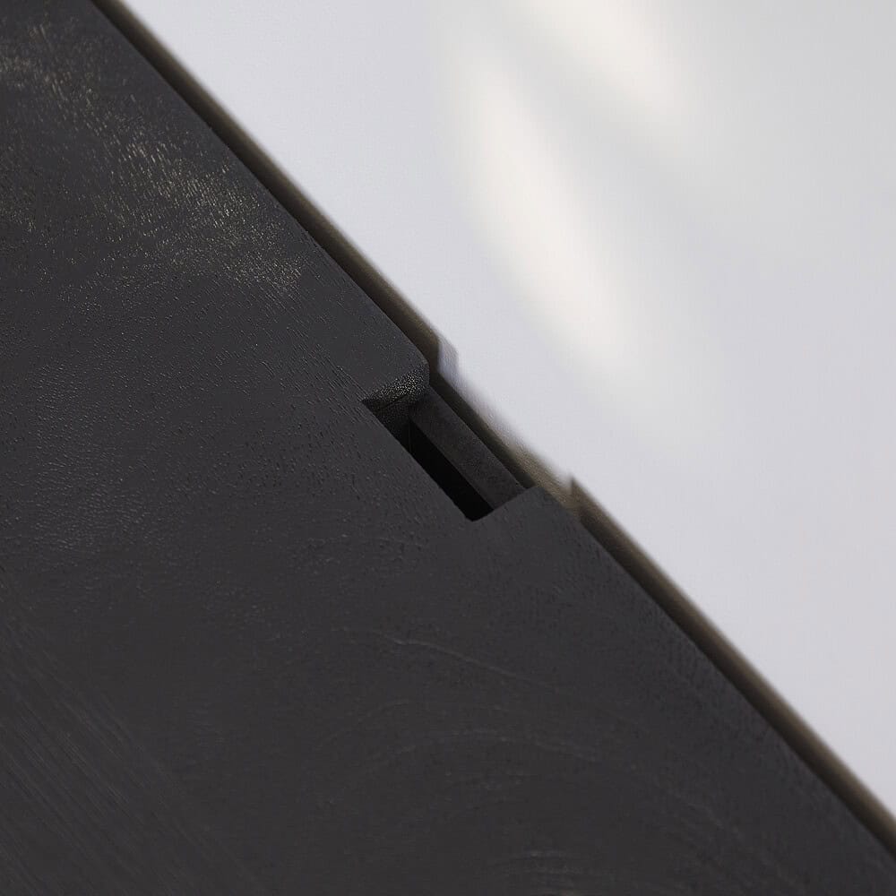 Strakke houten meubelrand met zwart fineer finish, modern en minimalistisch ontwerp.