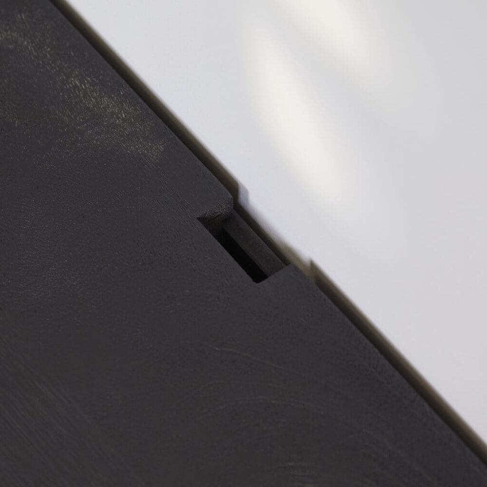 Elegant zwarte houten meubel met subtiele detaillering, perfect voor moderne interieurs. Op maat gemaakt door Mokana Meubelen voor een stijlvolle en functionele woonruimte.