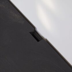 Elegant zwarte houten meubel met subtiele detaillering, perfect voor moderne interieurs. Op maat gemaakt door Mokana Meubelen voor een stijlvolle en functionele woonruimte.