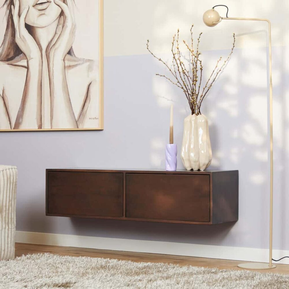 Veelkleurige houten wandmeubel Mokana naast vazen en vloerlamp, modern design voor woonkamer.