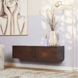 Veelkleurige houten wandmeubel Mokana naast vazen en vloerlamp, modern design voor woonkamer.