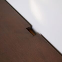 Strakke eethoek tafel in donker hout met verfijnd ontwerp, beschikt over engsel voor optimale stabiliteit en uitstraling.