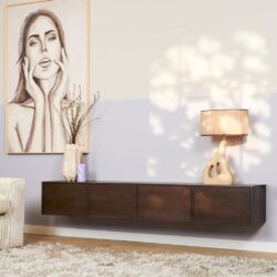 Strakke wanddecoratie met houten dressoir en designlamp, vintage woonaccessoires en moderne kunst voor een stijlvolle inrichting.