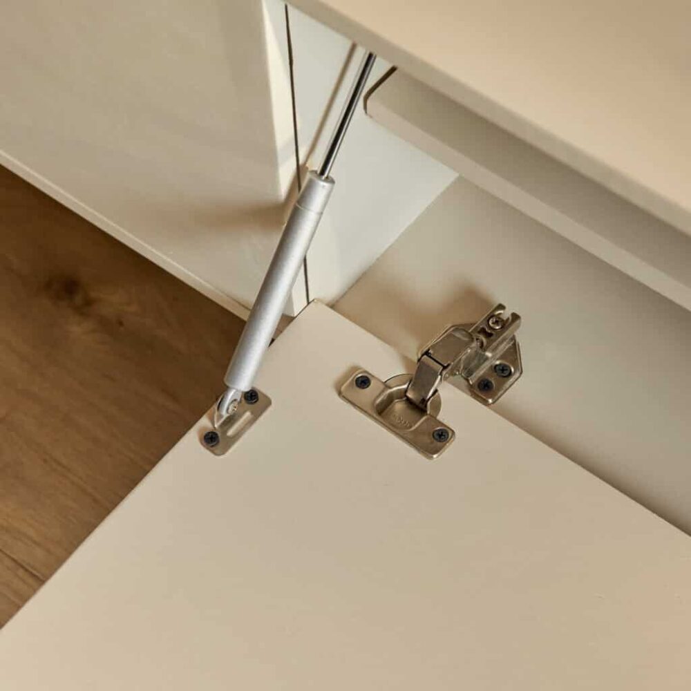 Hoogwaardige keuken kast scharnieren en gasveer voor optimale stabiliteit en duurzaamheid. Perfect voor maatwerk keukens en meubeloplossingen, ontworpen door Mokana Meubelen.