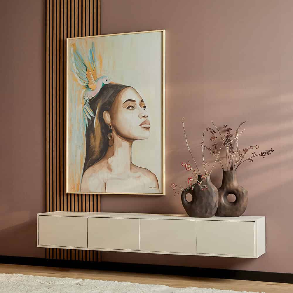 Elegant wit meubel en kunstwerk, stijlvolle wandunit met verfijnde details en decoratieve vazen met takken, perfect voor een moderne inrichting met natuurlijke elementen.